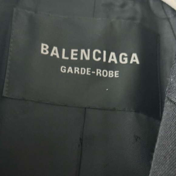 BALENCIAGA
Double-Breast Hourglass Wool Coat - Picture 6 of 13